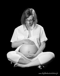 femme-enceinte-noir-et-blanc