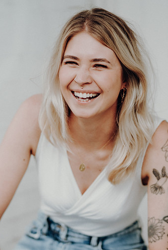 Portraitaufnahme einer lachenden blonden Frau in Hamburg