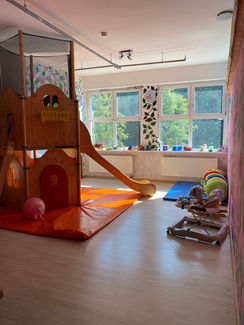 Krabbelraum mit Rutsche und Spielzeug
