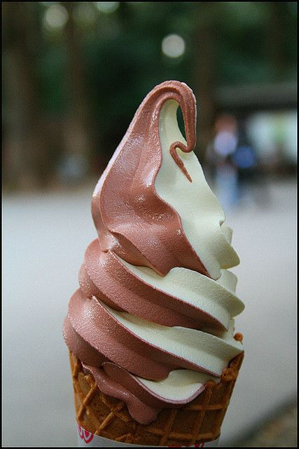 Choc and vanilla soft serve ice cream powder