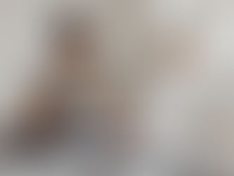 Homem sentado na cama tomando café