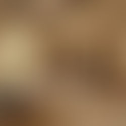 فيلا سعودية فاخرة تُوازن بين الانفتاح والمناطق المحددة — منطقة معيشة عائلية سخية تتدفق من مساحة المطبخ وغرفة الطعام مع الحفاظ على فصل بصري وصوتي عن مناطق استقبال الضيوف