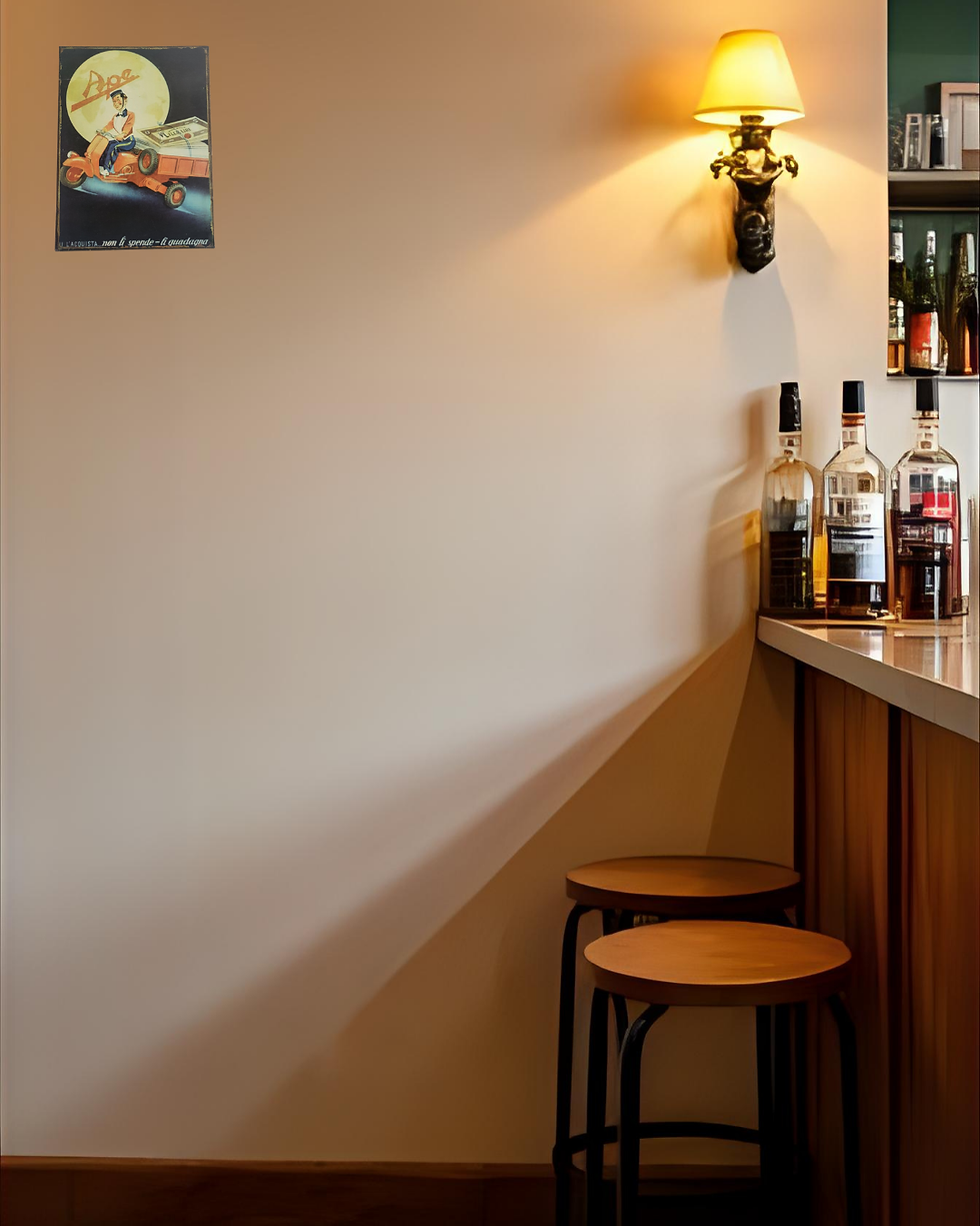 bar con un quadro vintage al muro