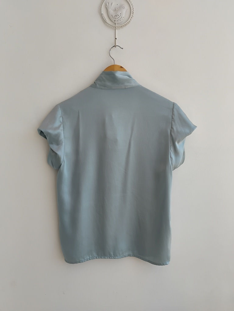 Thumbnail: Blusa de cetim azul gola laço Zara - P