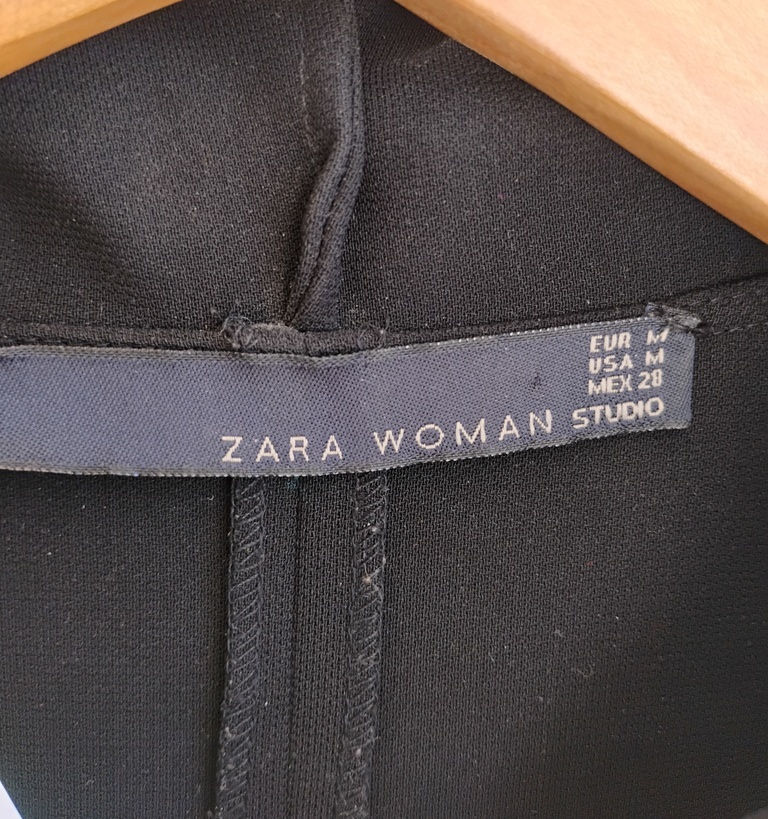 Miniaturbild: Vestido reto preto com capuz Zara - M