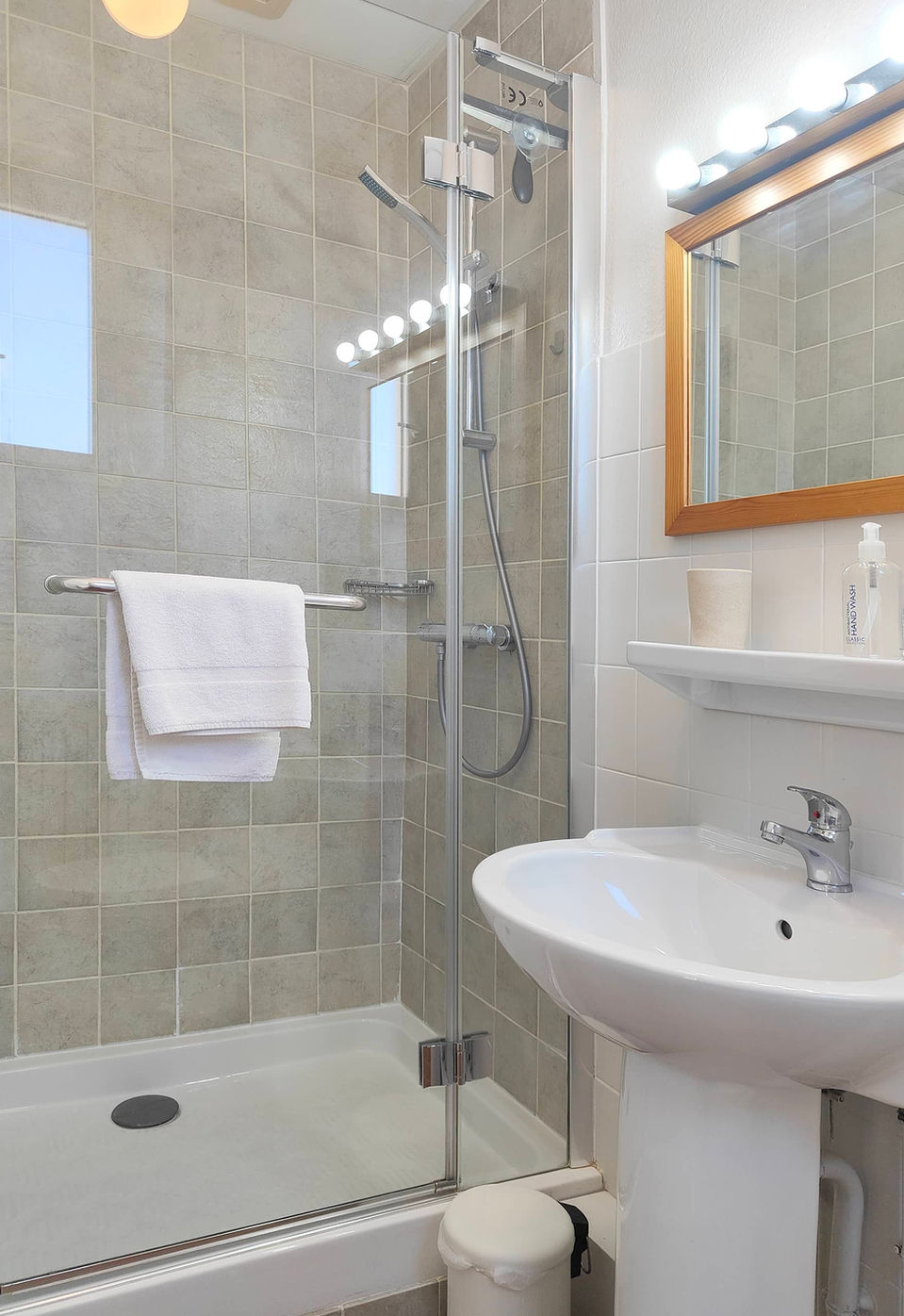 Les Rochers Room 1 bathroom