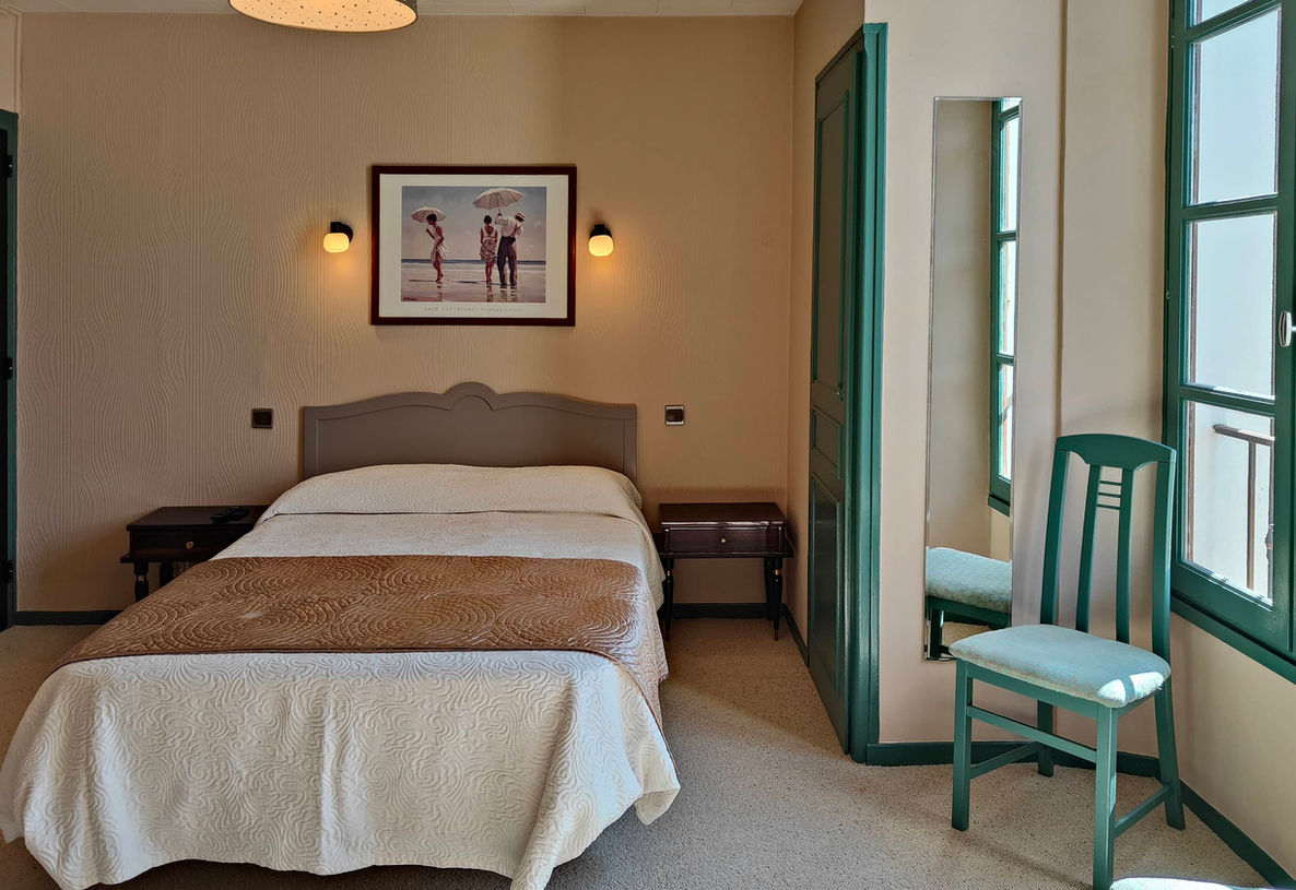 Les Rochers Room 7 bedroom