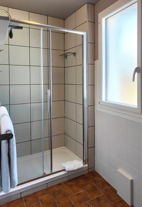 Les Rochers Room 7 bathroom