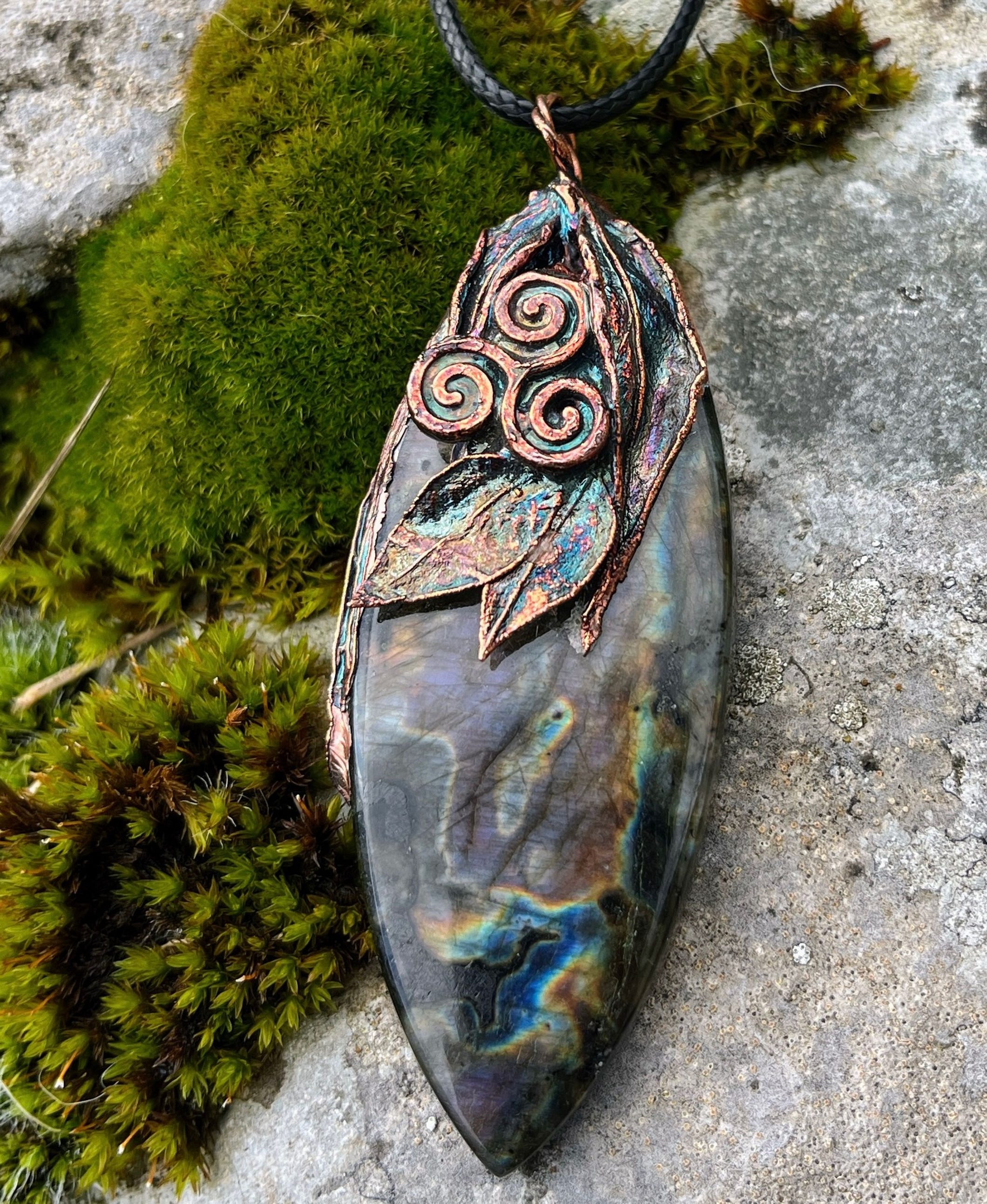 Anhänger aus Jasminblatt und Labradorit, keltischer Geist