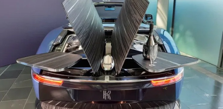 n umbrella and a set of accessories for a smart picnic are unfolded when the trunk is opened 