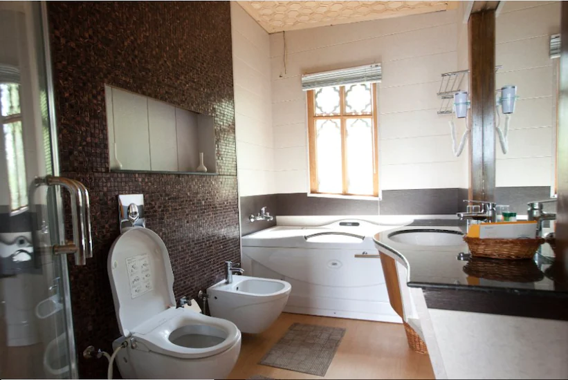 Best Houseboat Dal Lake Bathroom