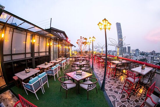 LMNOQ Skybar is the most happening place in Kolkata for anyone searching for a peaceful and romantic date spot. The place offers a scenic view of the city and exceptional service that you cannot miss. The place is special for anyone who loves watching the sunset sitting at a rooftop.