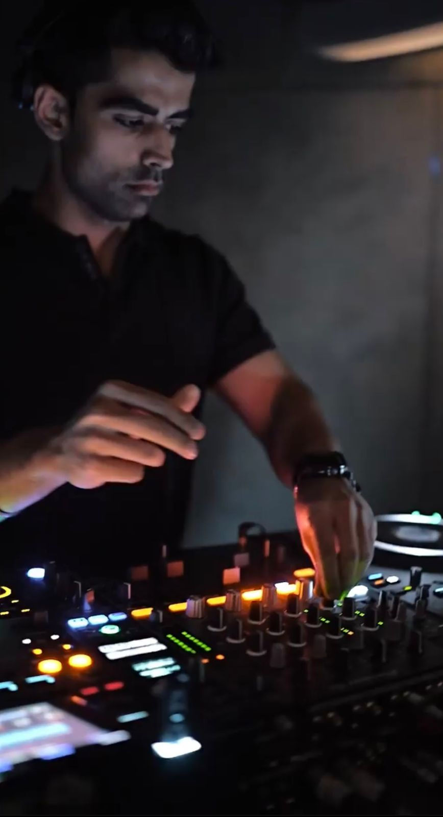 The vibe is all mesmerising and luxurious which attracts the best of the crowd. When the DJ starts playing with discs the whole crowd starts having the most astonishing vibe to dance and hit the hangover