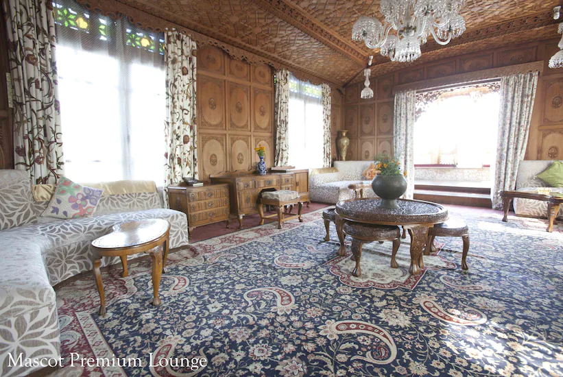 Luxury Houseboats In Dal Lake - Lounge