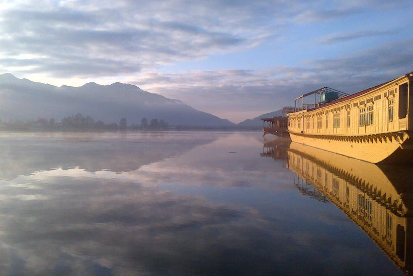 Luxury Houseboats In Dal Lake View