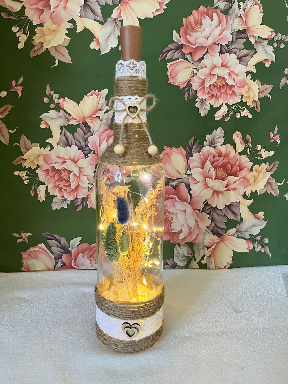 Miniature : bouteille lumineuse fleurie est délicatement ornée de fleurs séchées