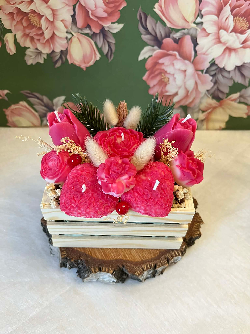 Bouquet Jardin Éternel en fleurs de cire parfumées coquelicot fait main dans une caisse en bois.