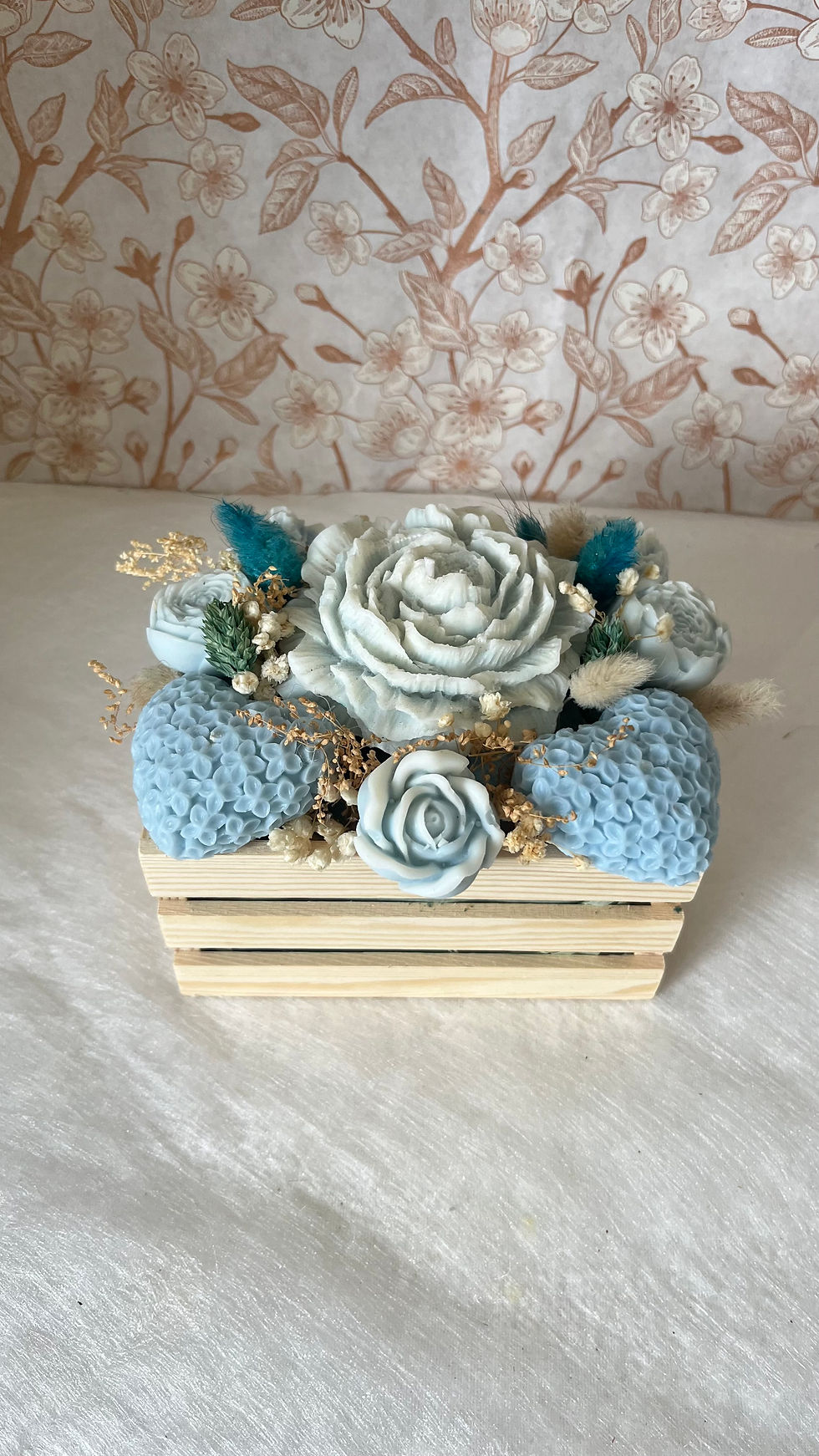 Bouquet Jardin Éternel en fleurs de cire parfumées ua monoï fait main dans une caisse en bois.