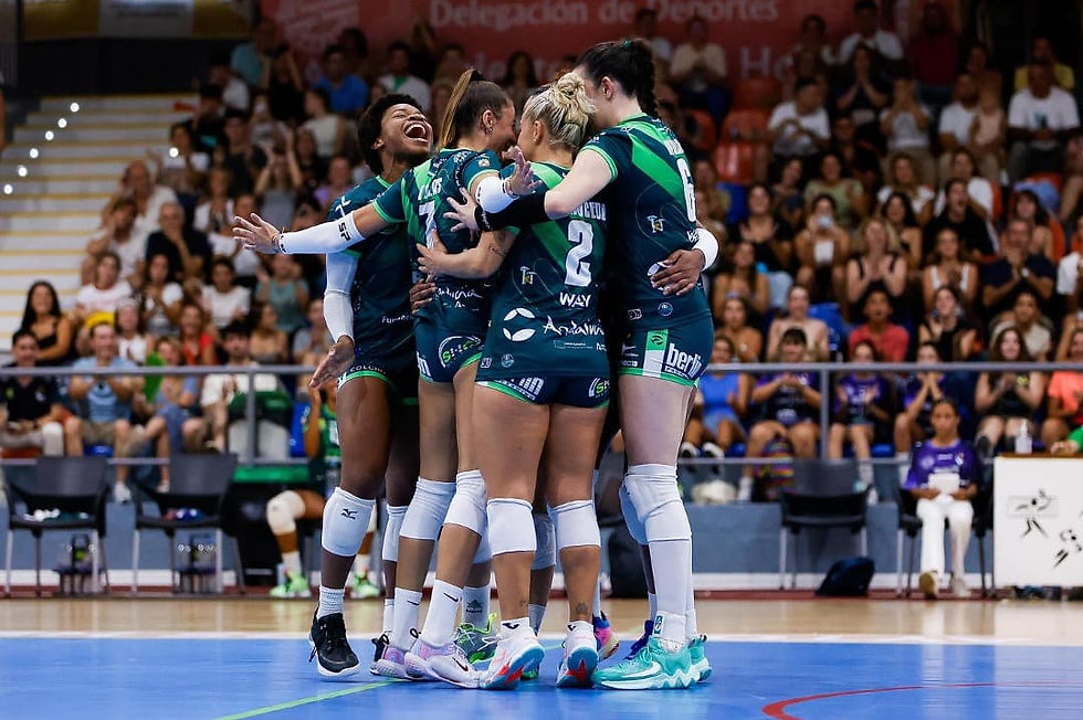 Jugadoras de vóley Dos Hermanas celebran la victoria en su partido de Europa
