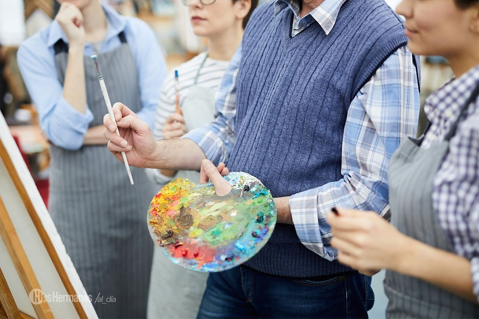 Varias personas recibiendo clases de pintura