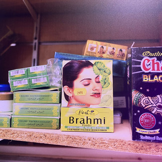 Détail d'une oeuvre de la série Packaging Portrait montrant des boites de cosmétique dans un magasin