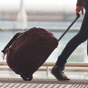 Valise personne roulant à l'aéroport
