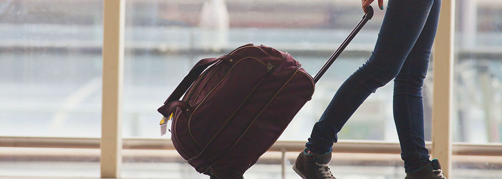 Pessoa rolamento mala no aeroporto