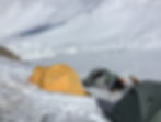 Лагерь 2, внизу на сковородке видна тропа и лежащие на рюкзаках люди | skitour.club | Блог Сергея Чеботова