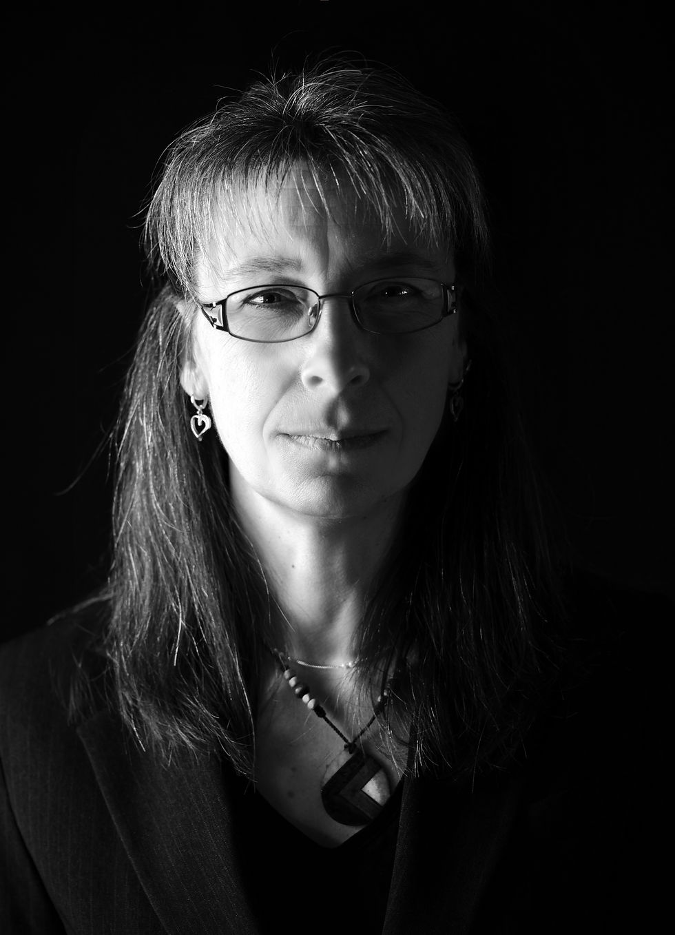 FineArt-Kopfporträt einer Frau mit Gesicht zur Hälfte im Schatten