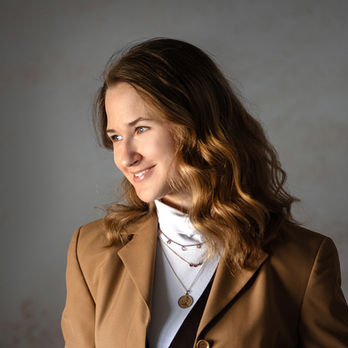 Business Portrait Frau im Blazer im Fotostudio, schaut zur Seite, moderner professioneller Look