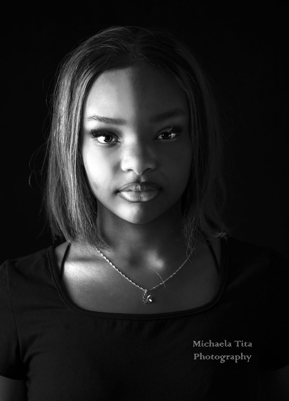 Kopfporträt in Schwarzweiß mit Gesicht halb im Schatten