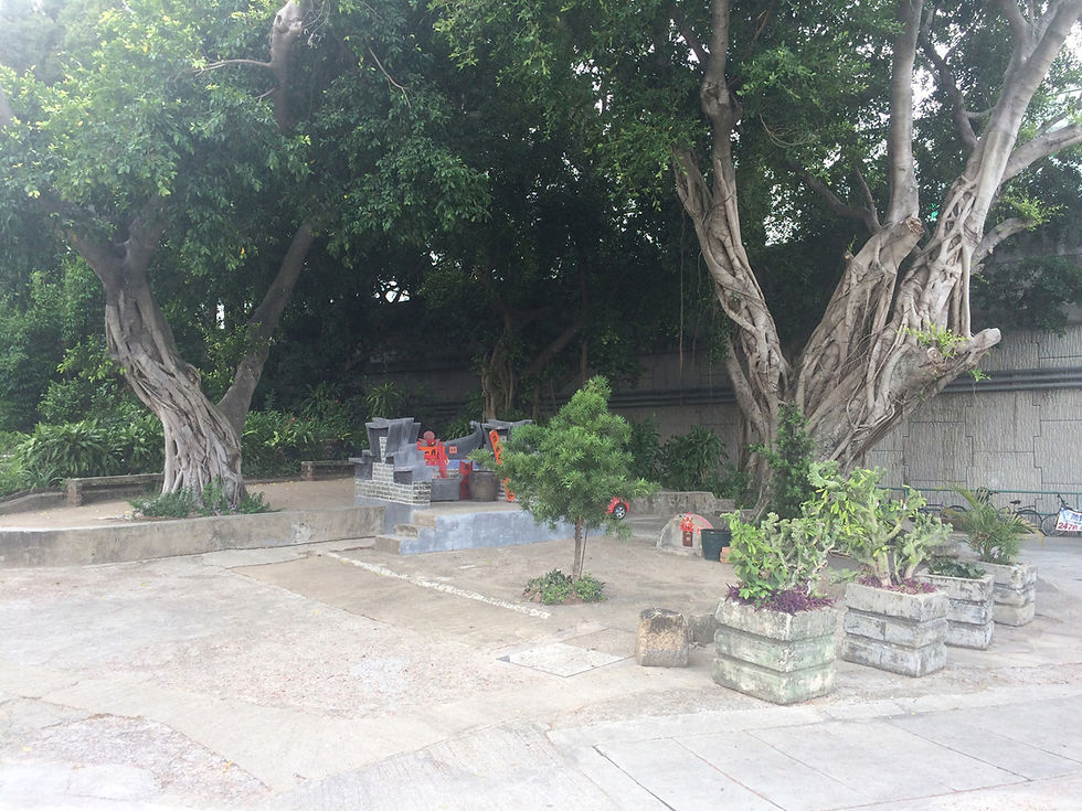 Lam Hau Tsuen, outdoor shrine N of village