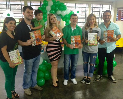 Claudia Leitte distribui livros em escola municipal do Rio de Janeiro.