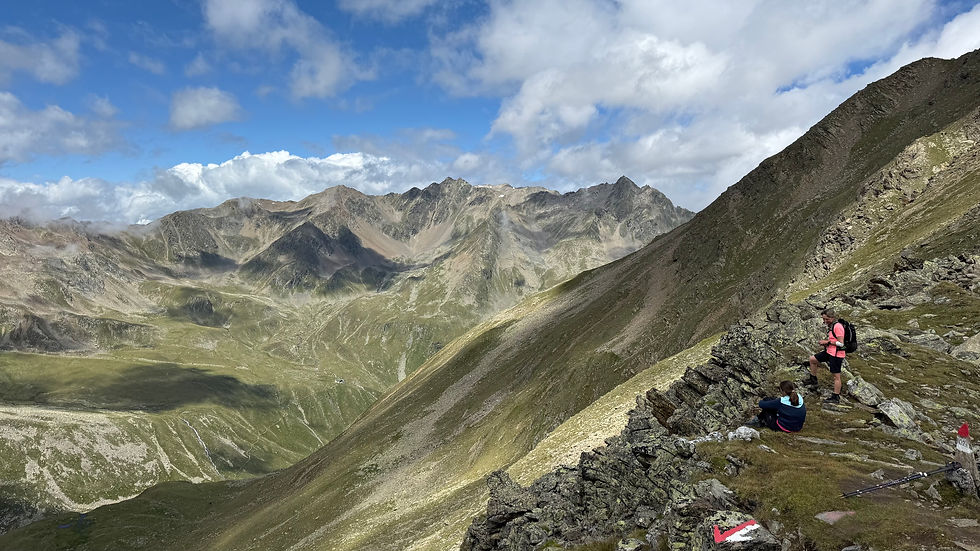 Plausch am Satteljoch - heute höchster Punkt