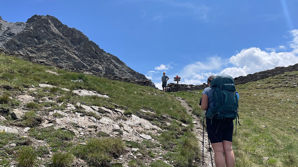 GTA Süd Alpe Toglie - Lago del Laux Etappe 36 Weg und Wanderer
