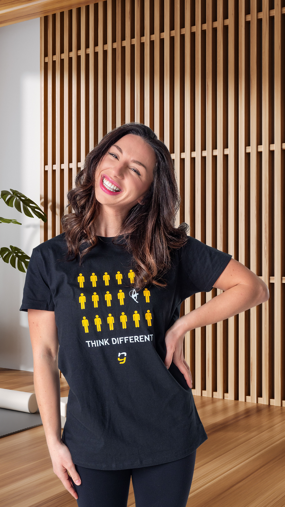Donna sorridente con maglietta nera 'Think Different'