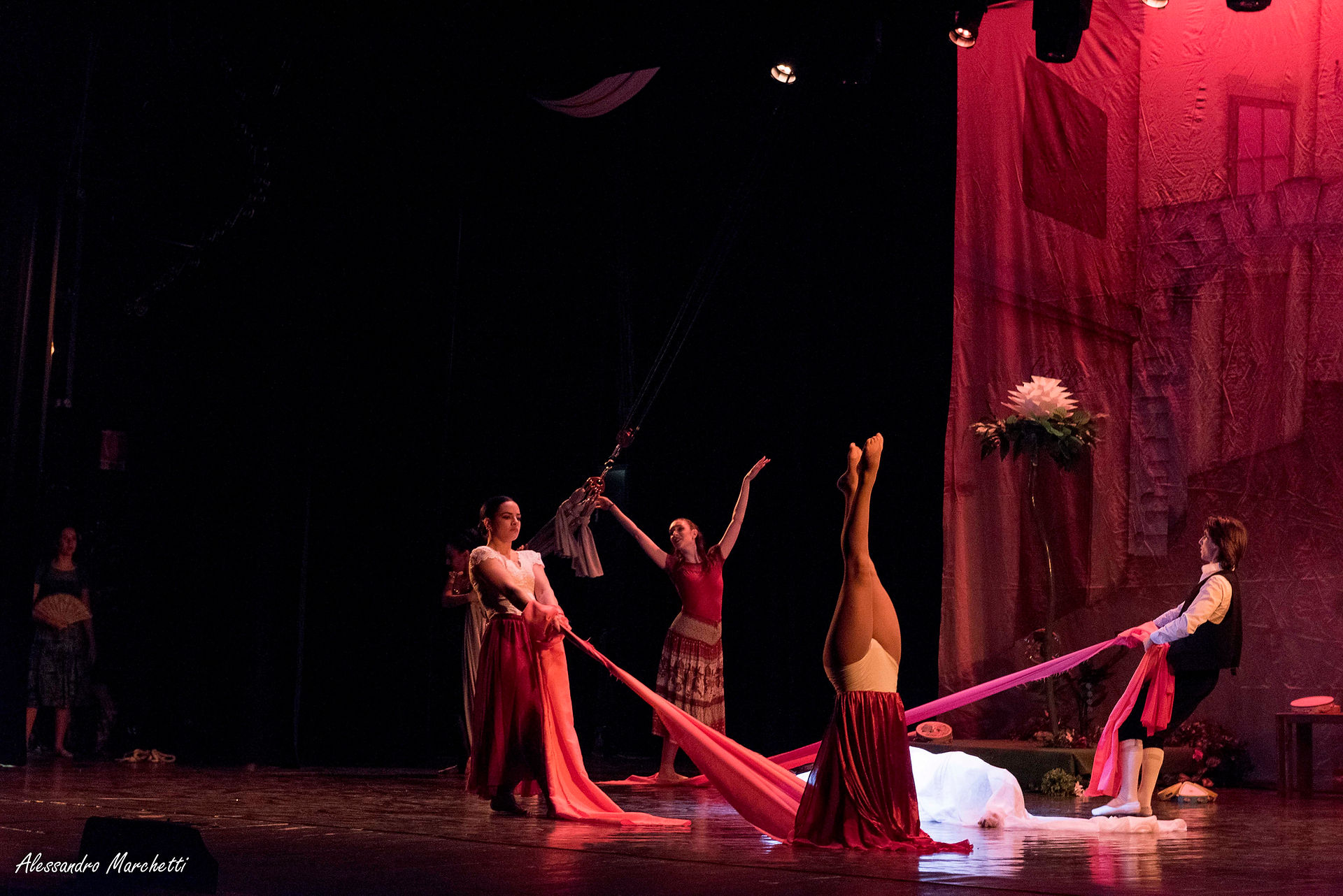 Napule' storie sospese tra danza e circo