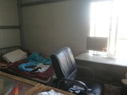 客厅有张多余的床