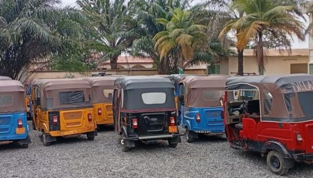 Des taxis tricycles en stationnement