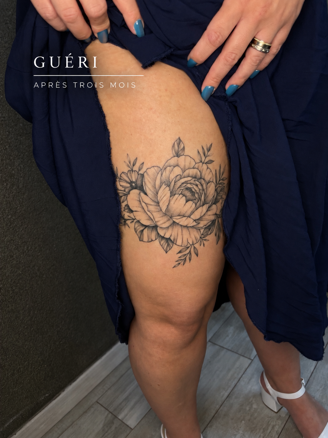 Tatouage de pivoine à l’encre noire sur la cuisse, photographié après trois mois de cicatrisation.