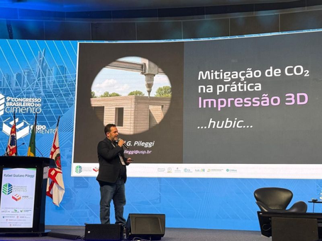 Professor Rafael Pileggi, participou do 9º Congresso Brasileiro do Cimento, ministrou a palestra temática “Mitigação de CO₂ na prática - Impressão 3D - HubIC”