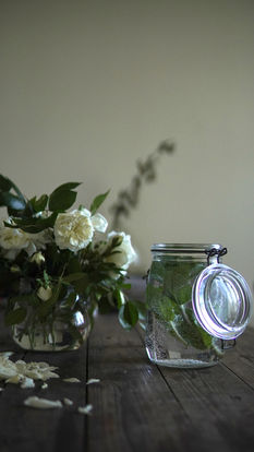 Bouquet Pétales sur table Contemplation Méditation Poésie du quotidien Photographie