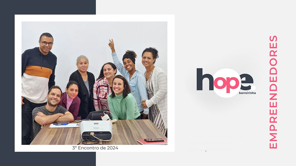 Grupo de empreendedores sorridentes posando juntos durante o 3º Encontro de 2024 do curso intensivo de Estratégias de Mídias Sociais para Negócios, realizado pelo Hope Barreirinha, com o logo e informações de contato da instituição em destaque no canto da imagem.