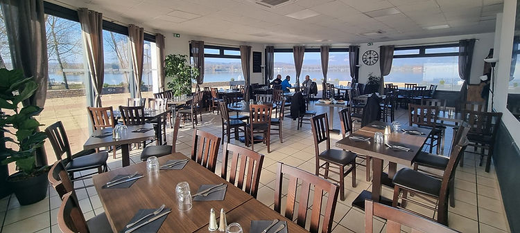 Le POINT VERT restaurant salle.jpg