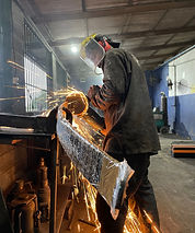 Mecânico fazendo corte da mola mestra com lixadeira na Mecânica Navtruck