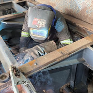 Soldador Fazendo manutenção na carreta