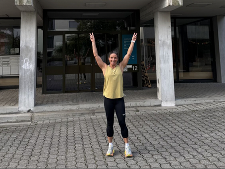 Andrea, unsere Lernbegleitung, vor der ArcoBern Schule