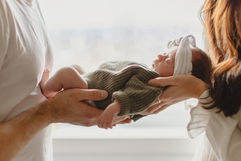 Nouveau-né dans les bras de maman et papa