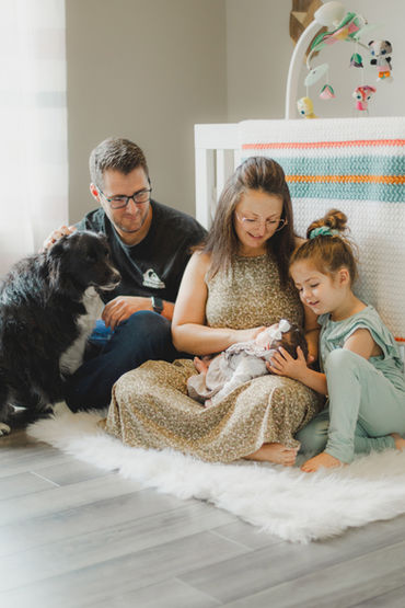 Portrait de famille au sol dans la chambre de bébé