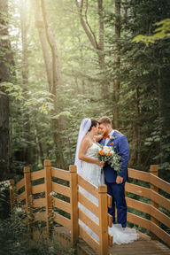 Couple de marié sur un petit pont dans la foret